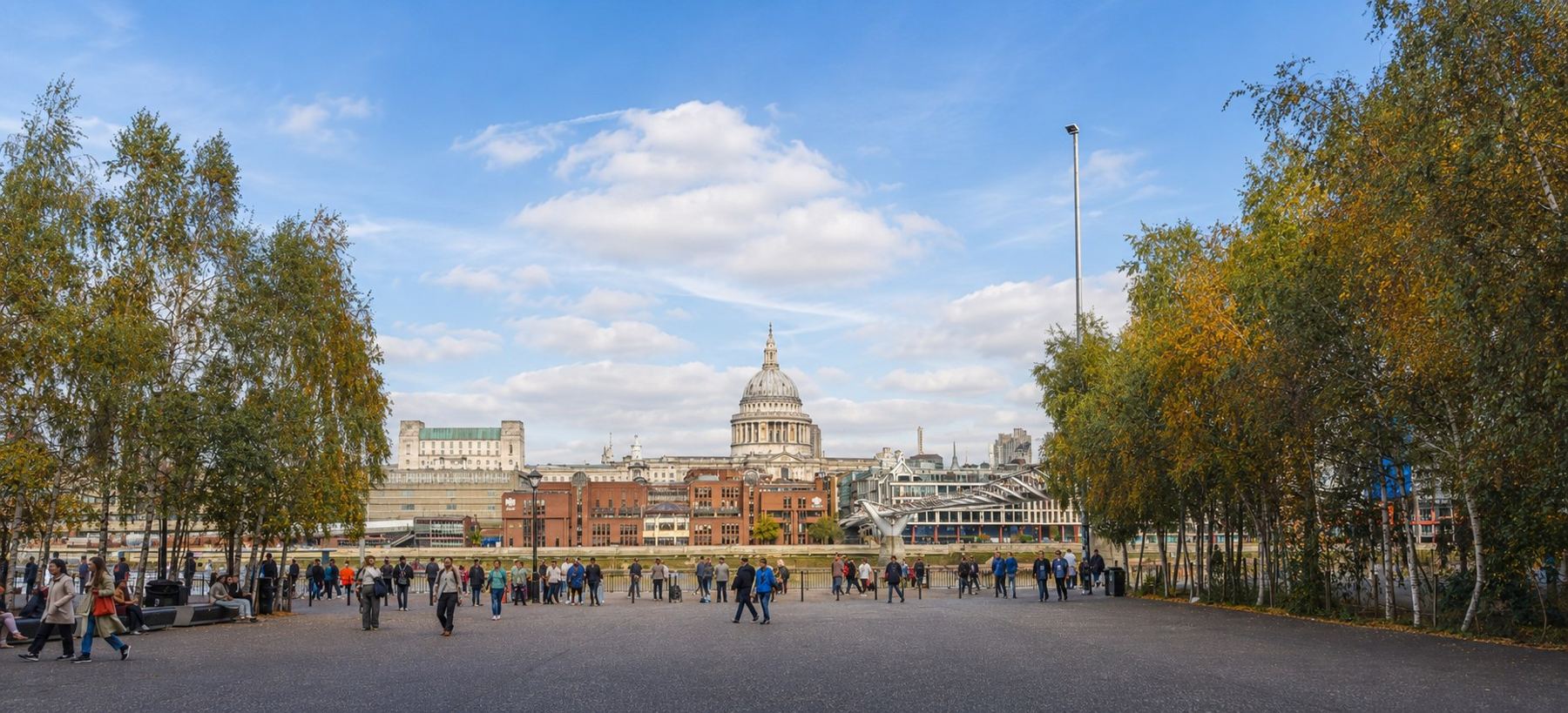 St Paul’s Cathedral in London, mit vielen Menschen im Vordergrund.